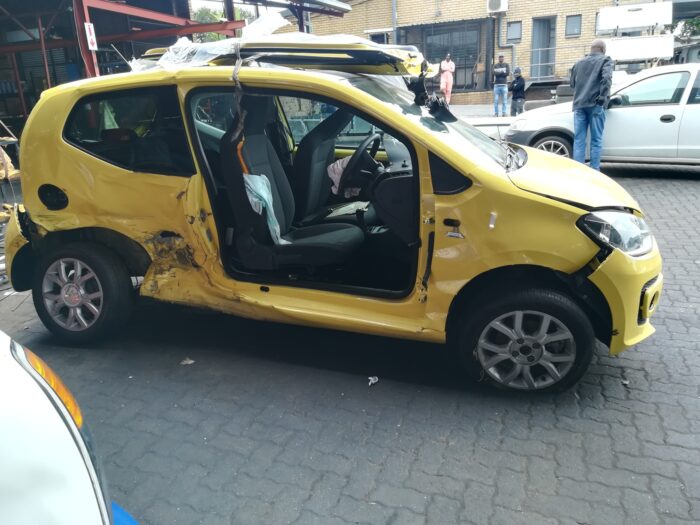 VOLKSWAGEN , MOVE UP 1 . 0 3 DR , YELLOW , 2015 ( 29395 ) - Image 3