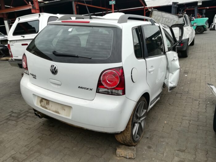 VOLKSWAGEN , POLO VIVO GP 1 . 6 MAXX 5 DR , WHITE , 2015 ( 29396 ) - Image 4