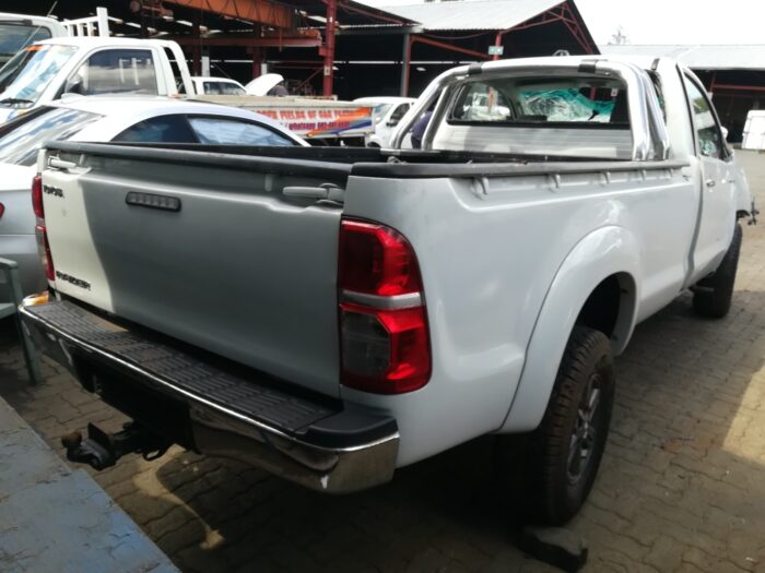 TOYOTA , HILUX 3 . 0 D - 4 D RAIDER R / B P / US / C , WHITE , 2013 ( 29411 ) - Image 4