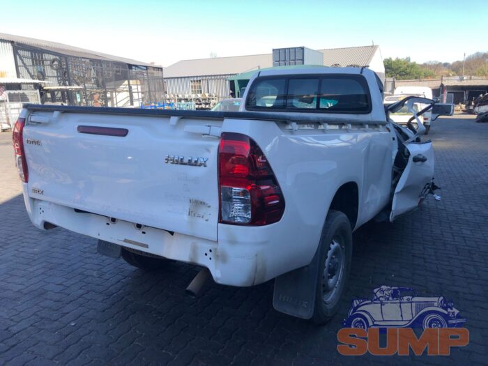 TOYOTA , HILUX 2 . 4 GD - 6 RB SRX P / U S / C , WHITE , 2016 ( 29548 ) - Image 4