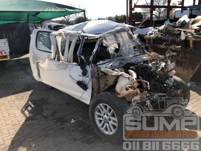 TOYOTA , HILUX 3 . 0 D - 4 D LEGEND 45 4 X 4 P / U D / C , WHITE , 2015 ( 30607 ) - Image 2