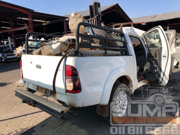 TOYOTA , HILUX 3 . 0 D - 4 D LEGEND 45 4 X 4 P / U D / C , WHITE , 2015 ( 30607 ) - Image 4