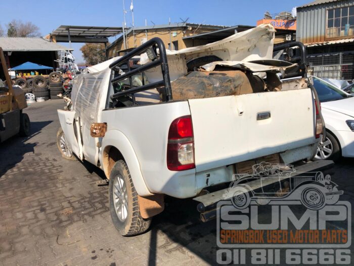 TOYOTA , HILUX 3 . 0 D - 4 D LEGEND 45 4 X 4 P / U D / C , WHITE , 2015 ( 30607 ) - Image 6