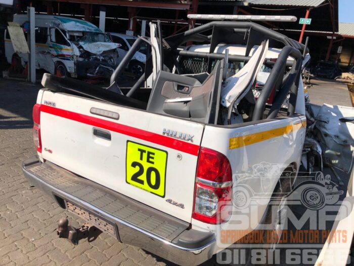 TOYOTA , HILUX 2 . 5 D - 4 D SRX 4 X 4 P / U S / C , WHITE , 2012 ( 30611 ) - Image 4