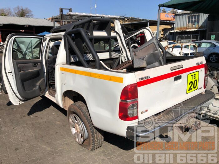 TOYOTA , HILUX 2 . 5 D - 4 D SRX 4 X 4 P / U S / C , WHITE , 2012 ( 30611 ) - Image 6
