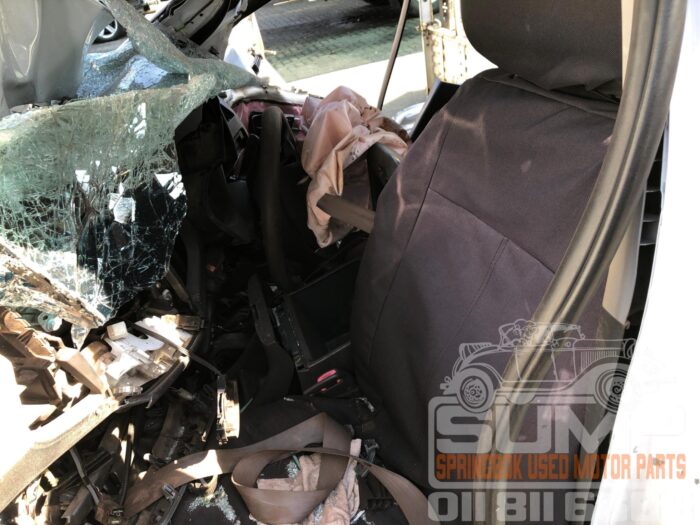 TOYOTA , HILUX 2 . 5 D - 4 D SRX 4 X 4 P / U S / C , WHITE , 2012 ( 30611 ) - Image 10