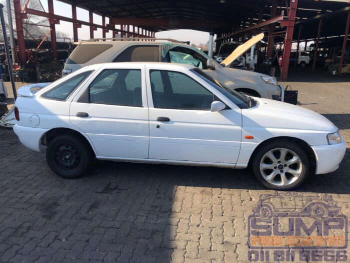 FORD , ESCORT 1 . 8 i Si H / B , WHITE , 1997 ( 30112 )
