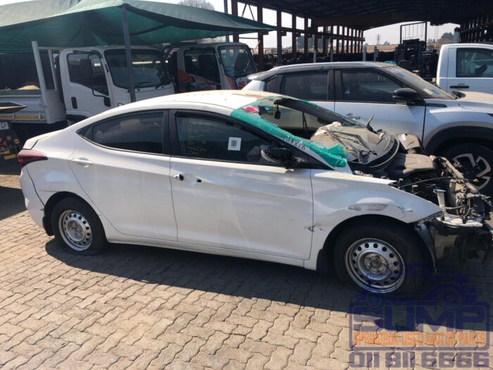 HYUNDAI , ELANTRA 1 . 6 GLS / PREMIUM , WHITE , 2013 ( 30130 ) - Image 3