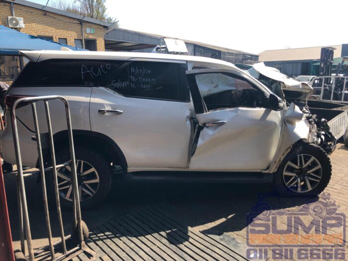 TOYOTA , FORTUNER 2 . 8 GD - 6 R / B A / T , WHITE , 2016 ( 30139 ) - Image 3