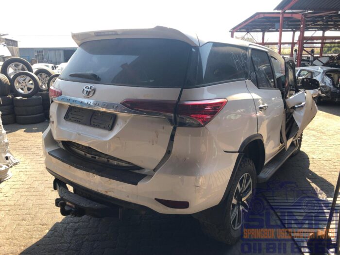 TOYOTA , FORTUNER 2 . 8 GD - 6 R / B A / T , WHITE , 2016 ( 30139 ) - Image 4