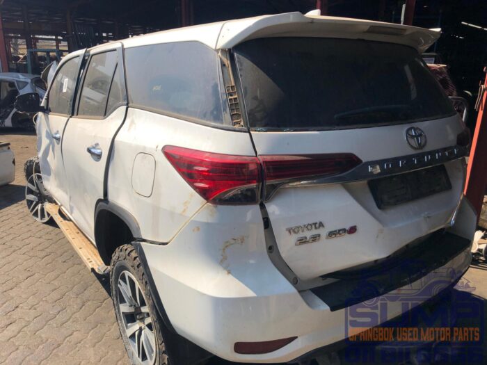 TOYOTA , FORTUNER 2 . 8 GD - 6 R / B A / T , WHITE , 2016 ( 30139 ) - Image 6