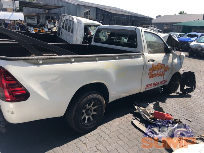 TOYOTA , HILUX 2 . 4 GD S / C , WHITE , 2019 ( 29641 ) - Image 2