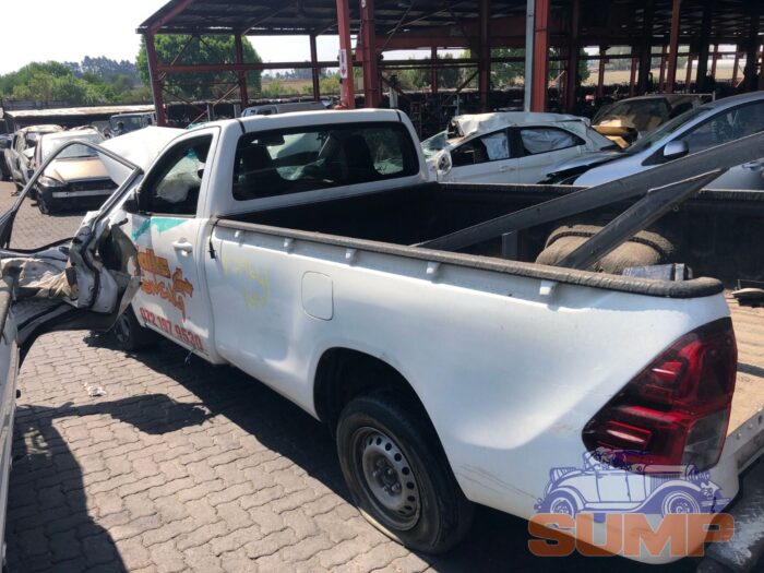 TOYOTA , HILUX 2 . 4 GD S / C , WHITE , 2019 ( 29641 ) - Image 4