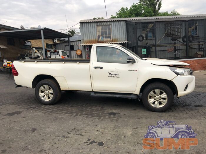 TOYOTA , HILUX 2 . 4 GD - 6 SRX 4 X 4 S / C , WHITE , 2017 ( 29655 ) - Image 3