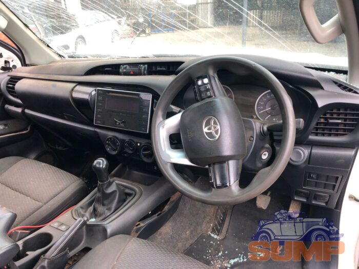 TOYOTA , HILUX 2 . 4 GD - 6 SRX 4 X 4 S / C , WHITE , 2017 ( 29655 ) - Image 8