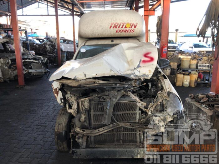 TOYOTA , HILUX 2 . 4 GD S S / C , WHITE , 2020 ( 30677 )