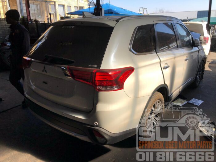 MITSUBISHI , OUTLANDER 2 . 4 , WHITE , 2018 ( 30680 ) - Image 4