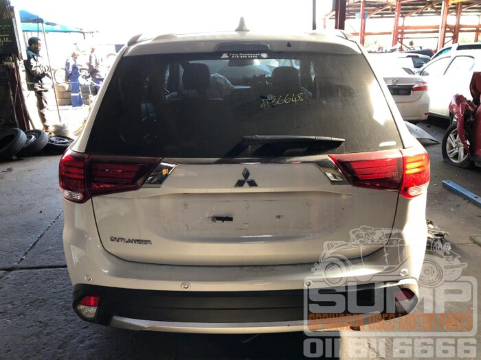 MITSUBISHI , OUTLANDER 2 . 4 , WHITE , 2018 ( 30680 ) - Image 5