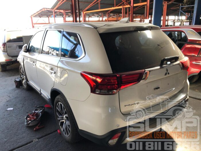 MITSUBISHI , OUTLANDER 2 . 4 , WHITE , 2018 ( 30680 ) - Image 6