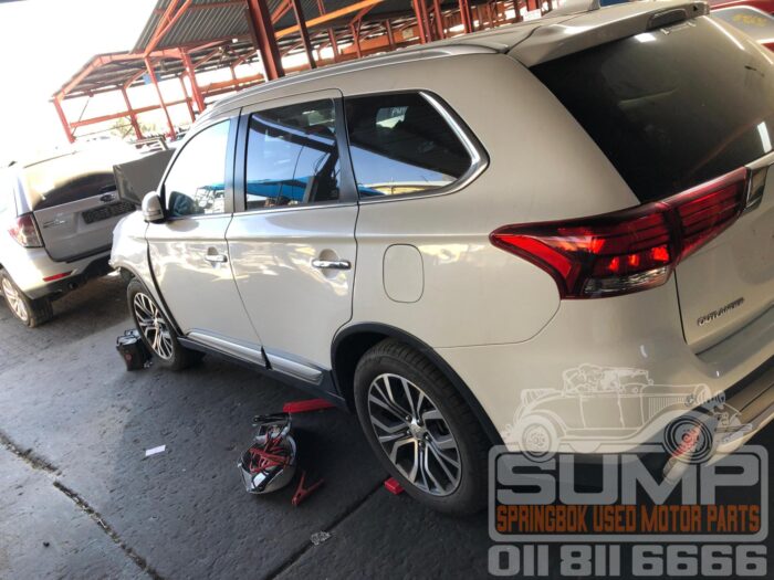 MITSUBISHI , OUTLANDER 2 . 4 , WHITE , 2018 ( 30680 ) - Image 7