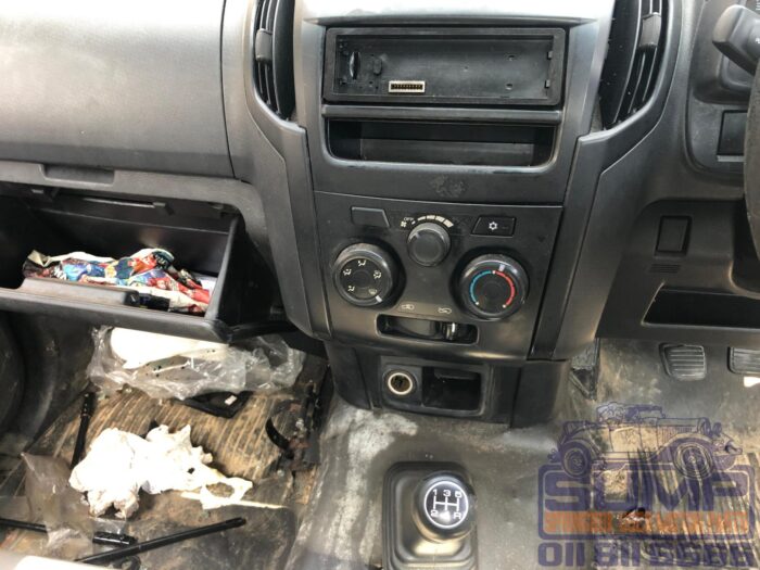 ISUZU , KB 250 D - TEQ FLEETSIDE SAFETY P / U S / C , WHITE , 2014 ( 30177 ) - Image 11