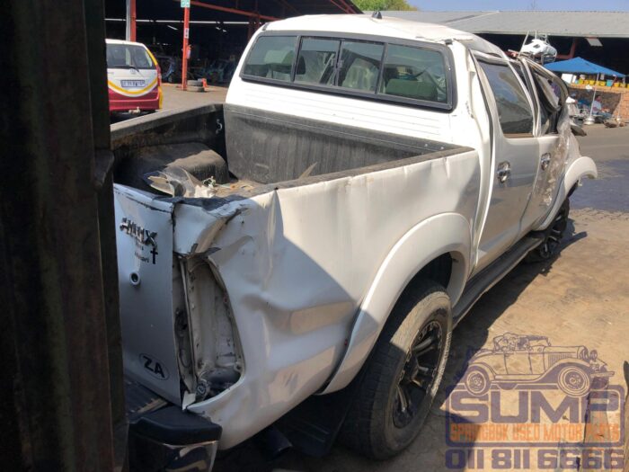 TOYOTA , HILUX 3 . 0 D - 4 D RAIDER R / B P / U D / C , WHITE , 2010 ( 30187 ) - Image 4