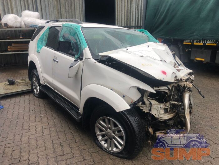 TOYOTA , FORTUNER 4 . 0 V 6 A / T , WHITE , 2011 ( 29691 ) - Image 2