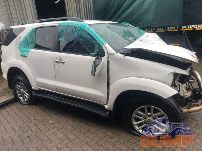 TOYOTA , FORTUNER 4 . 0 V 6 A / T , WHITE , 2011 ( 29691 ) - Image 3