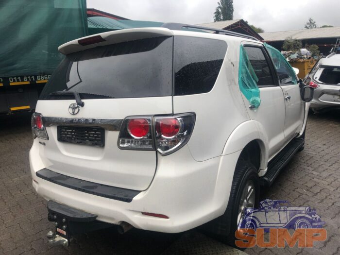 TOYOTA , FORTUNER 4 . 0 V 6 A / T , WHITE , 2011 ( 29691 ) - Image 4