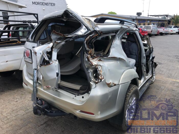 TOYOTA , FORTUNER 2 . 5 D - 4 D RB , SILVER , 2013 ( 30248 ) - Image 4