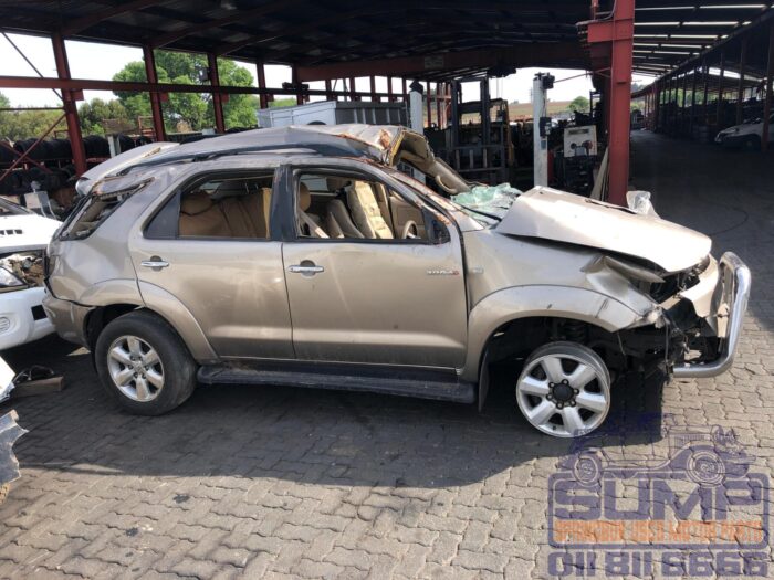 TOYOTA , FORTUNER 3 . 0 D - 4 D 4 X 4 , GOLD , 2007 ( 30253 ) - Image 3