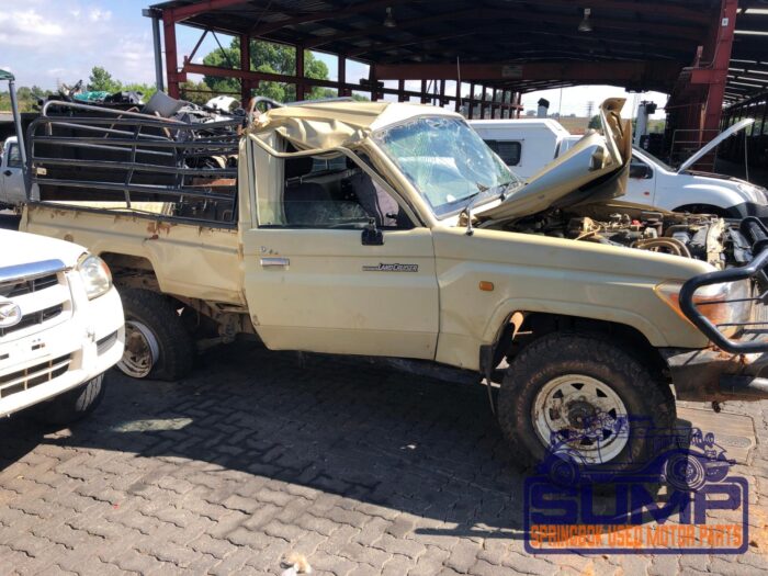 TOYOTA , LAND CRUISER 79 4 . 2 D 60 TH ED P / U S / C , BEIGE , 2011 ( 29779 ) - Image 3