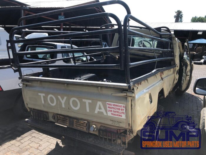 TOYOTA , LAND CRUISER 79 4 . 2 D 60 TH ED P / U S / C , BEIGE , 2011 ( 29779 ) - Image 4