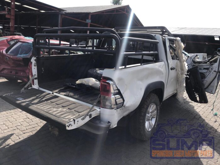 TOYOTA , HILUX 2 . 4 GD - 6 SRX 2 x 4 A / T P / U D / C , WHITE , 2019 ( 29817 ) - Image 4