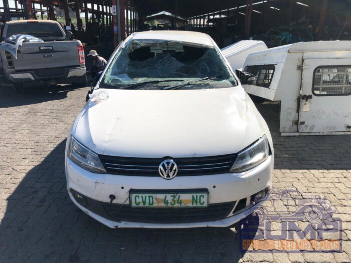 VOLKSWAGEN , JETTA VI 1 . 6 TDI COMFORTLINE , WHITE , 2014 ( 29865 )