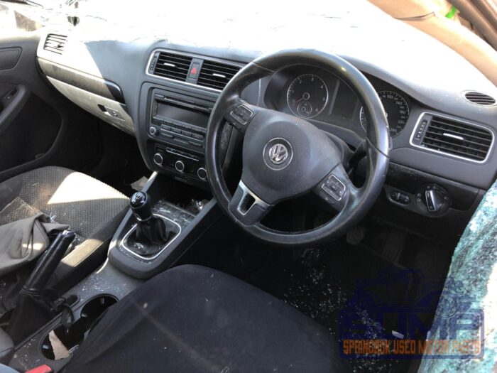 VOLKSWAGEN , JETTA VI 1 . 6 TDI COMFORTLINE , WHITE , 2014 ( 29865 ) - Image 10