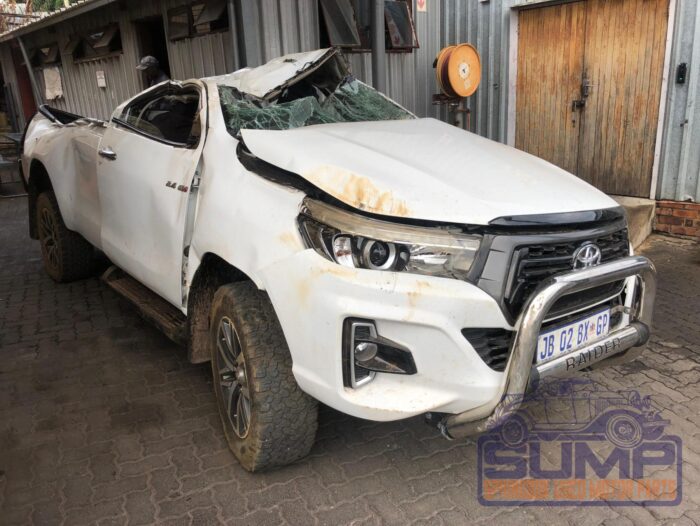 TOYOTA , HILUX 2 . 4 GD - 6 SRX 4 X 4 P / U S / C , WHITE , 2019 ( 29883 ) - Image 2