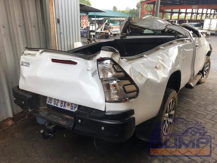 TOYOTA , HILUX 2 . 4 GD - 6 SRX 4 X 4 P / U S / C , WHITE , 2019 ( 29883 ) - Image 4