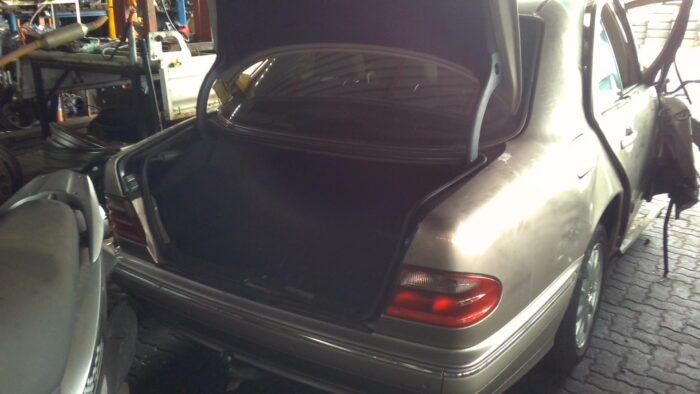 MERCEDES - BENZ , E 240 A / T , GOLD , 2001 ( 29274 ) - Image 5