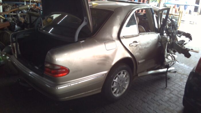 MERCEDES - BENZ , E 240 A / T , GOLD , 2001 ( 29274 ) - Image 4