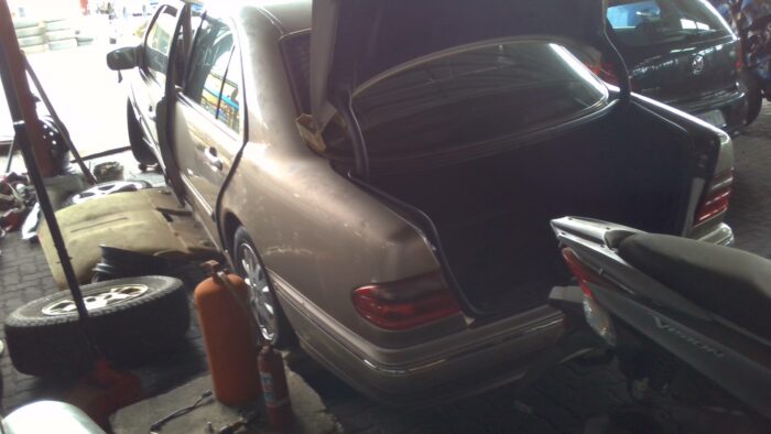 MERCEDES - BENZ , E 240 A / T , GOLD , 2001 ( 29274 ) - Image 6
